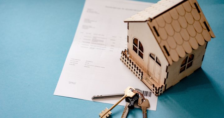 Documents juridiques et clés de maison sur un bureau pour dissoudre une SCI