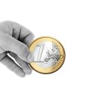 Boîte de dons remplie de pièces illustrant la fiscalité des dons aux associations