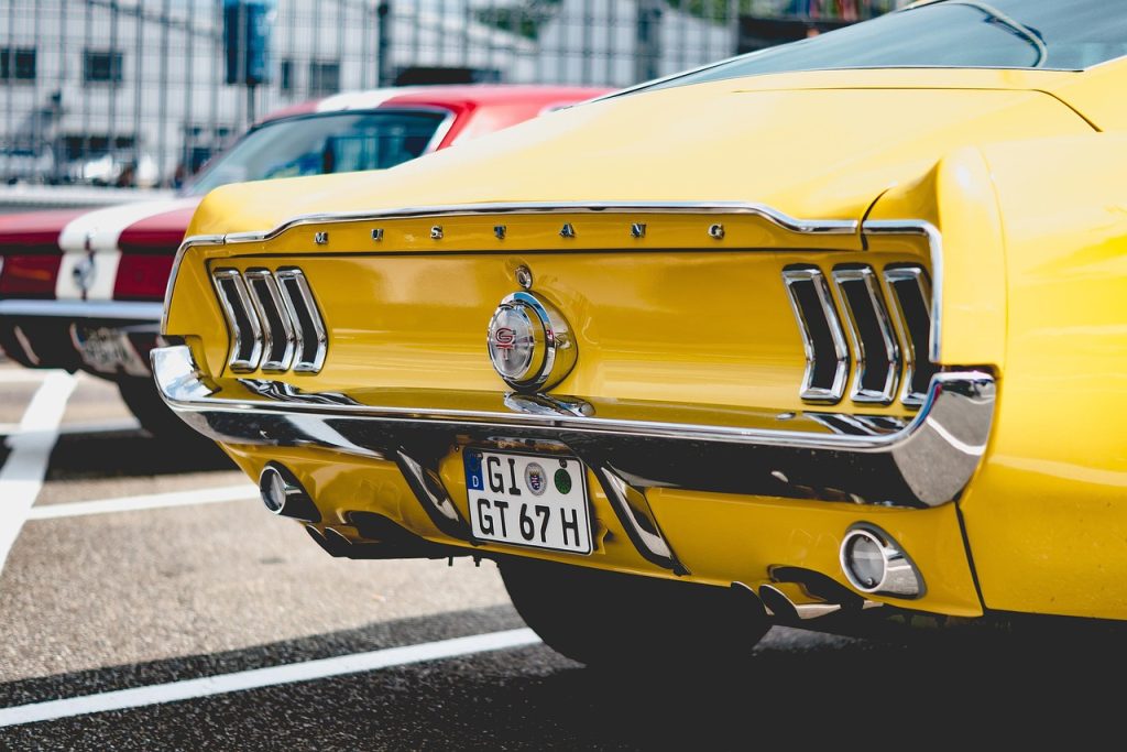 Voiture de fonction garée sur un parking d'entreprise, illustrant la fiscalité voiture de fonction