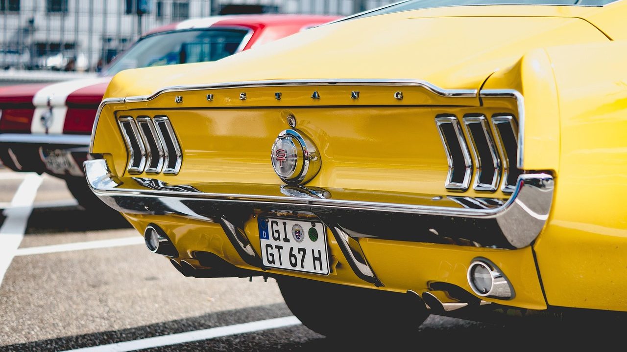 Voiture de fonction garée sur un parking d'entreprise, illustrant la fiscalité voiture de fonction