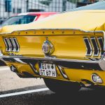 Voiture de fonction garée sur un parking d'entreprise, illustrant la fiscalité voiture de fonction