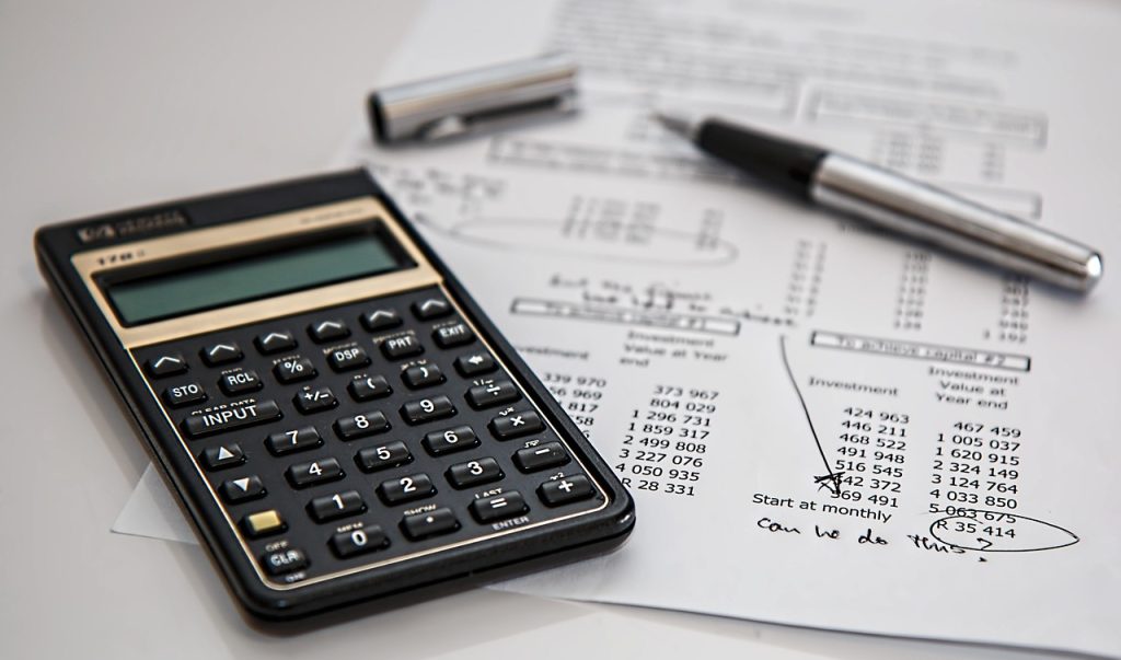Alliance posée sur des documents administratifs à côté d'une calculatrice pour l'allocation veuvage