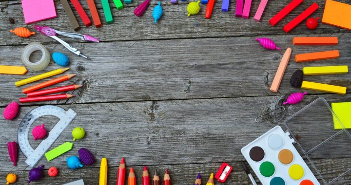 Fournitures scolaires, calculatrice et pièces de monnaie pour estimer le montant de la bourse collège